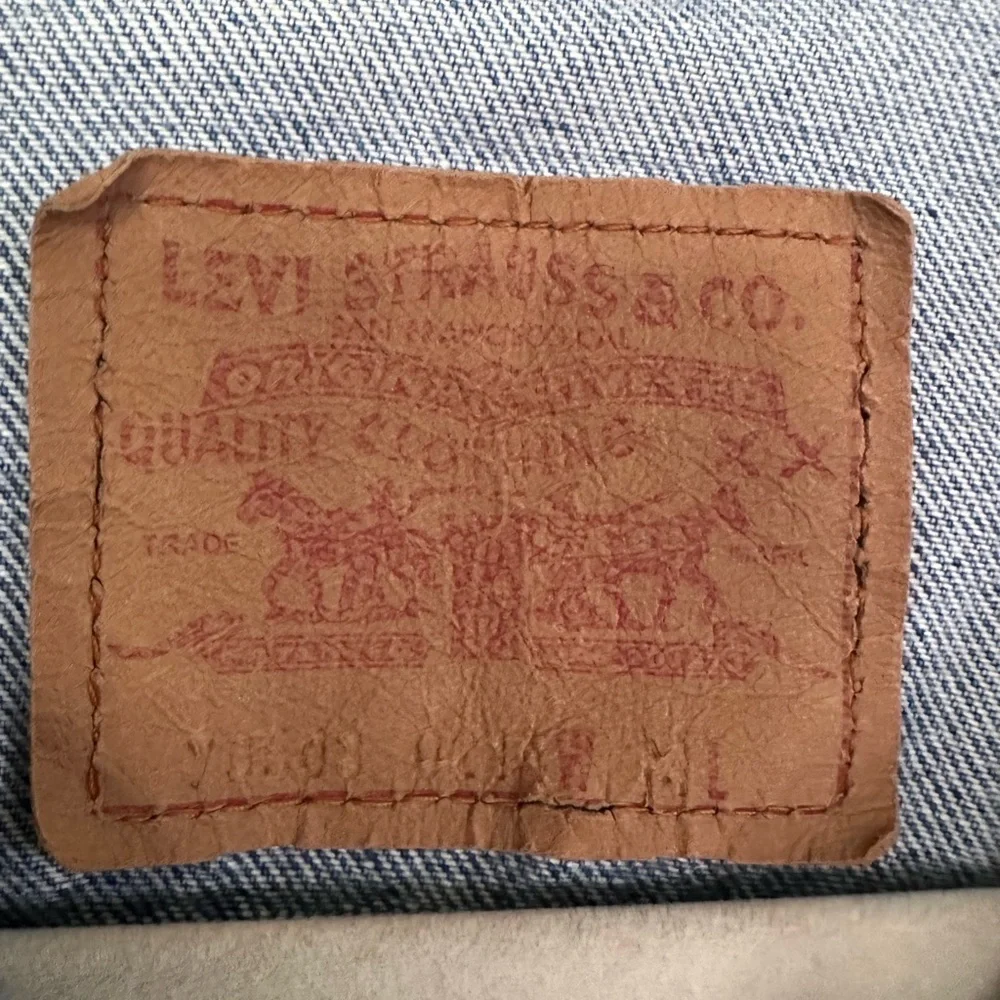 Vintage 90s Levi’s Denim Trucker Jacket • Classic Blue • Thrifted in Ireland - Picture 4 of 4